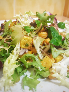 Una foto de Ensalada de boniato y garbanzos