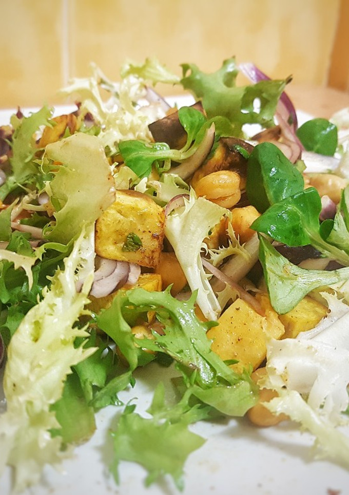 Una foto de Ensalada de boniato y garbanzos