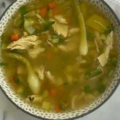 Una foto de Caldo de pollo con verduras