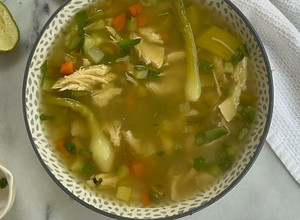 Una foto de Caldo de pollo con verduras