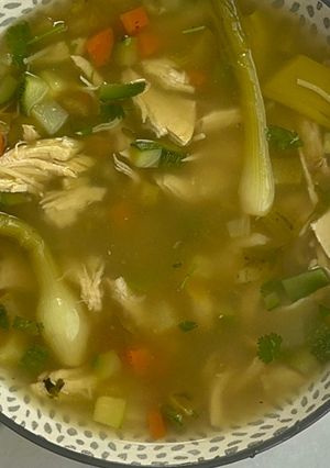 Una foto de Caldo de pollo con verduras