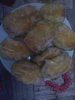 Una foto de Patatas al horno con queso y bacon