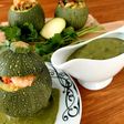 Calabacitas rellenas de quinoa a la marinara y salsa de cilantro