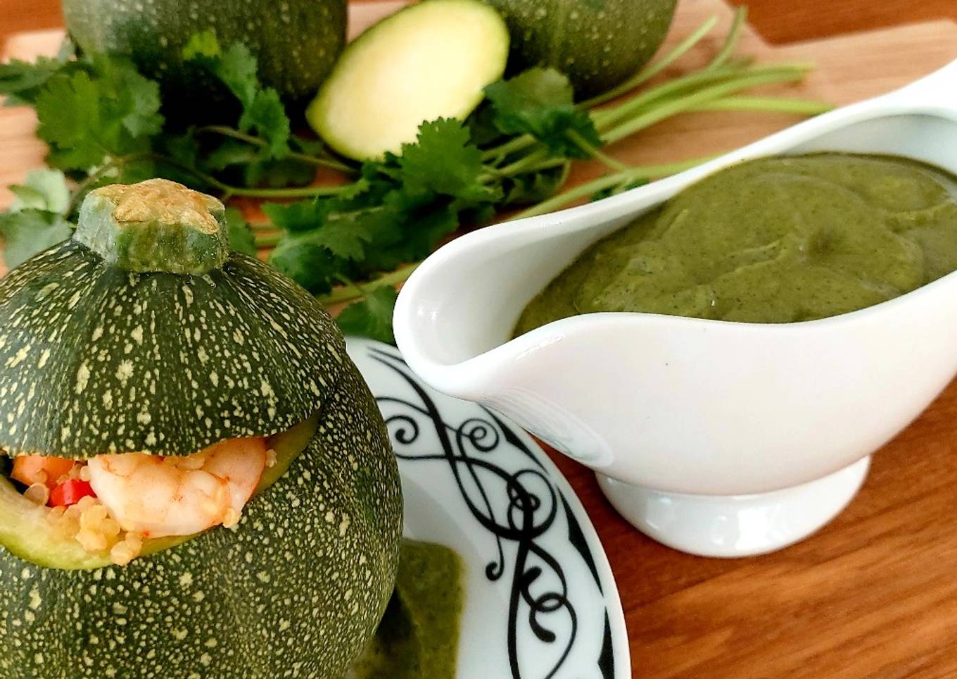 Calabacitas rellenas de quinoa a la marinara y salsa de cilantro