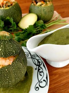 Una foto de Calabacitas rellenas de quinoa a la marinara y salsa de cilantro