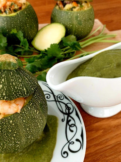 Una foto de Calabacitas rellenas de quinoa a la marinara y salsa de cilantro