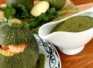 Una foto de Calabacitas rellenas de quinoa a la marinara y salsa de cilantro