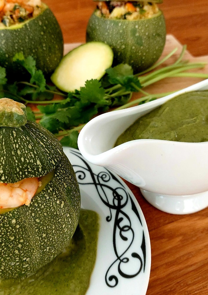 Una foto de Calabacitas rellenas de quinoa a la marinara y salsa de cilantro