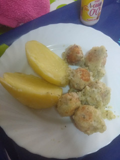 Una foto de Albóndigas de pescado y langostinos en salsa verde