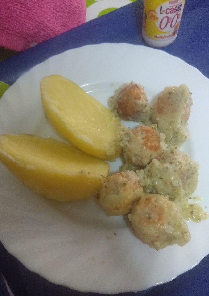 Una foto de Albóndigas de pescado y langostinos en salsa verde