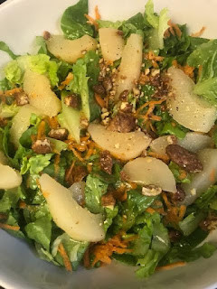 Una foto de ENSALADA CON PERAS 🍐 Y NUECES