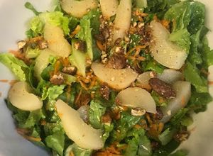 Una foto de ENSALADA CON PERAS 🍐 Y NUECES