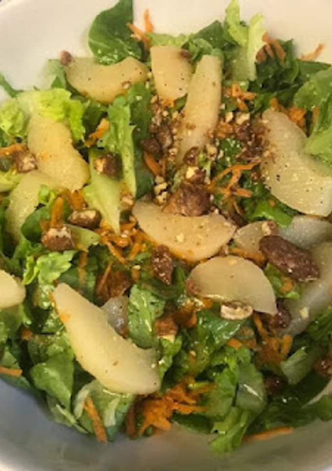Una foto de ENSALADA CON PERAS 🍐 Y NUECES