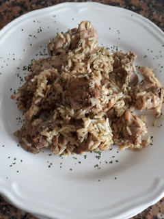 Una foto de Conejo con arroz y setas
