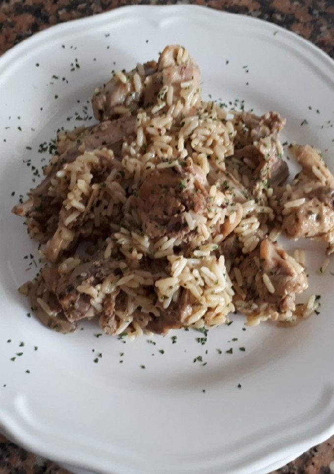 Una foto de Conejo con arroz y setas