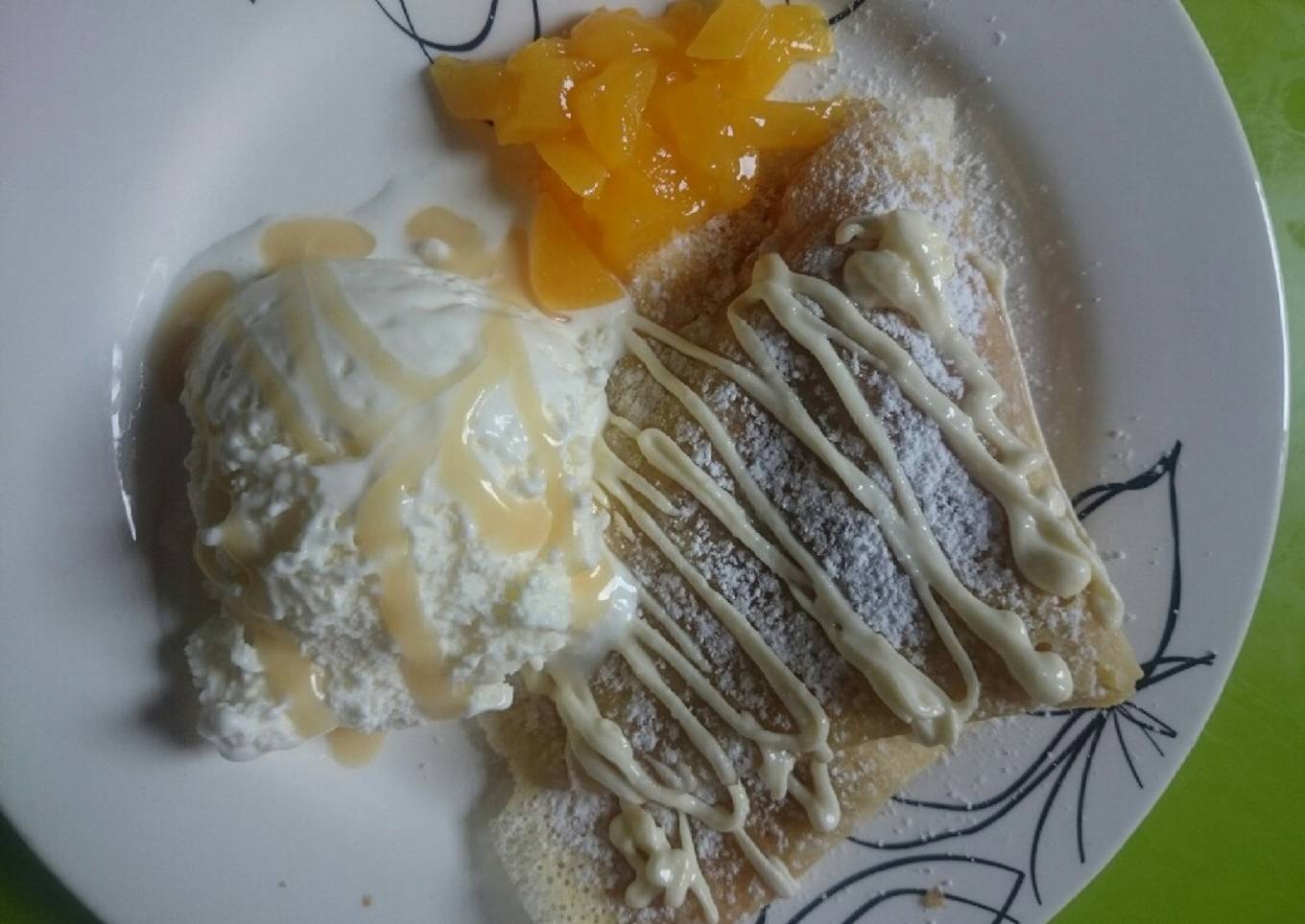 Crepes dulces con durazno, dulce de leche y helado