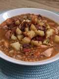 Lentejas con pollo y picatostes