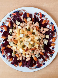 Una foto de Ensalada de remolacha, alubias blancas, manzana y más 🥗