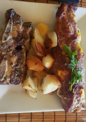 Una foto de Bondiola rellena, con papas sazonadas al horno! Plus de asado