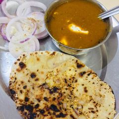 A picture of Masala rajma gravy with tandoori stuffed naan.