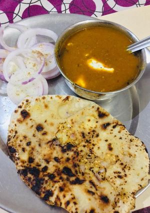 A picture of Masala rajma gravy with tandoori stuffed naan.