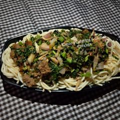 A picture of Spinach sauce with noodles (spaghetti).