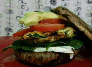 Una foto de Hamburguesa Portobello de pechuga de pollo y quesos