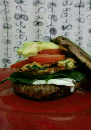 Una foto de Hamburguesa Portobello de pechuga de pollo y quesos