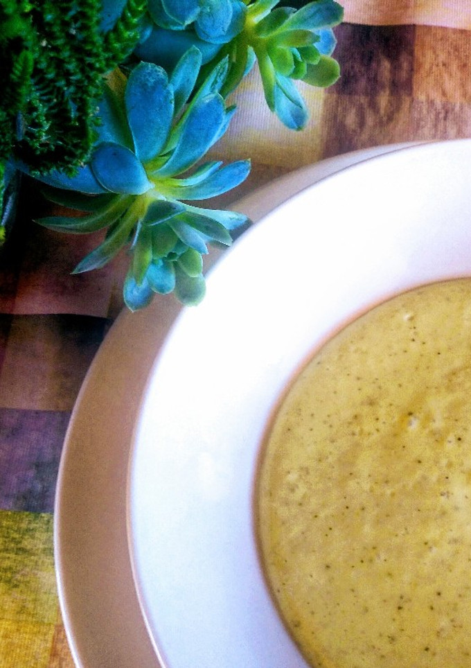 Una foto de Crema de manzana verde, aguacate, lima y menta