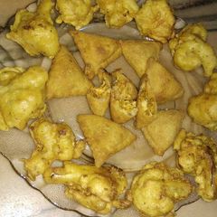 A picture of Gobhi ke pakode and mini samose.