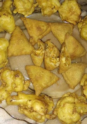 A picture of Gobhi ke pakode and mini samose.