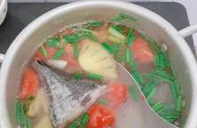 Canh cá ngừ nấu cà thơm <3