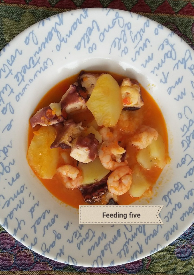 Una foto de Cazuela de patatas pulpo y langostinos