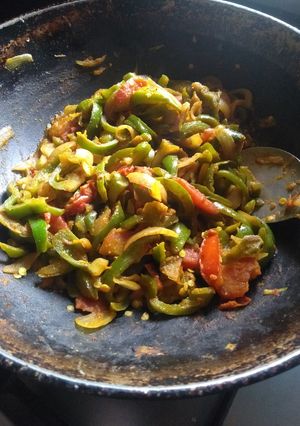 शिमला मिर्च की सब्जी(shimla mirch ki sabzi recipe in hindi) रेसिपी मुख्य फोटो