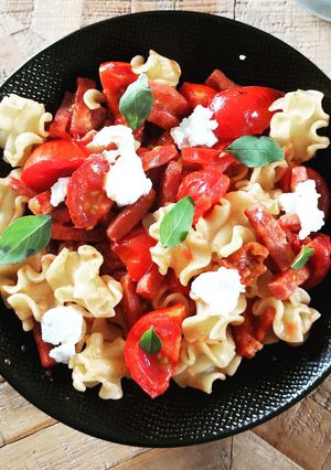 Une photo de Pâtes tomates bacon chèvre ☘️🍅