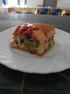 Una foto de Pastel de calabacín, con crema de queso gratinado al horno