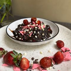 A picture of London strawberry chocolate dessert.