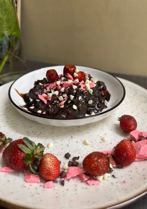 A picture of London strawberry chocolate dessert.