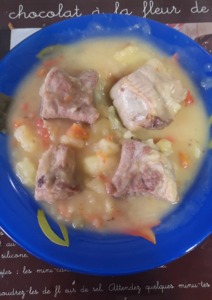 Una foto de Guiso de costillas con patatas