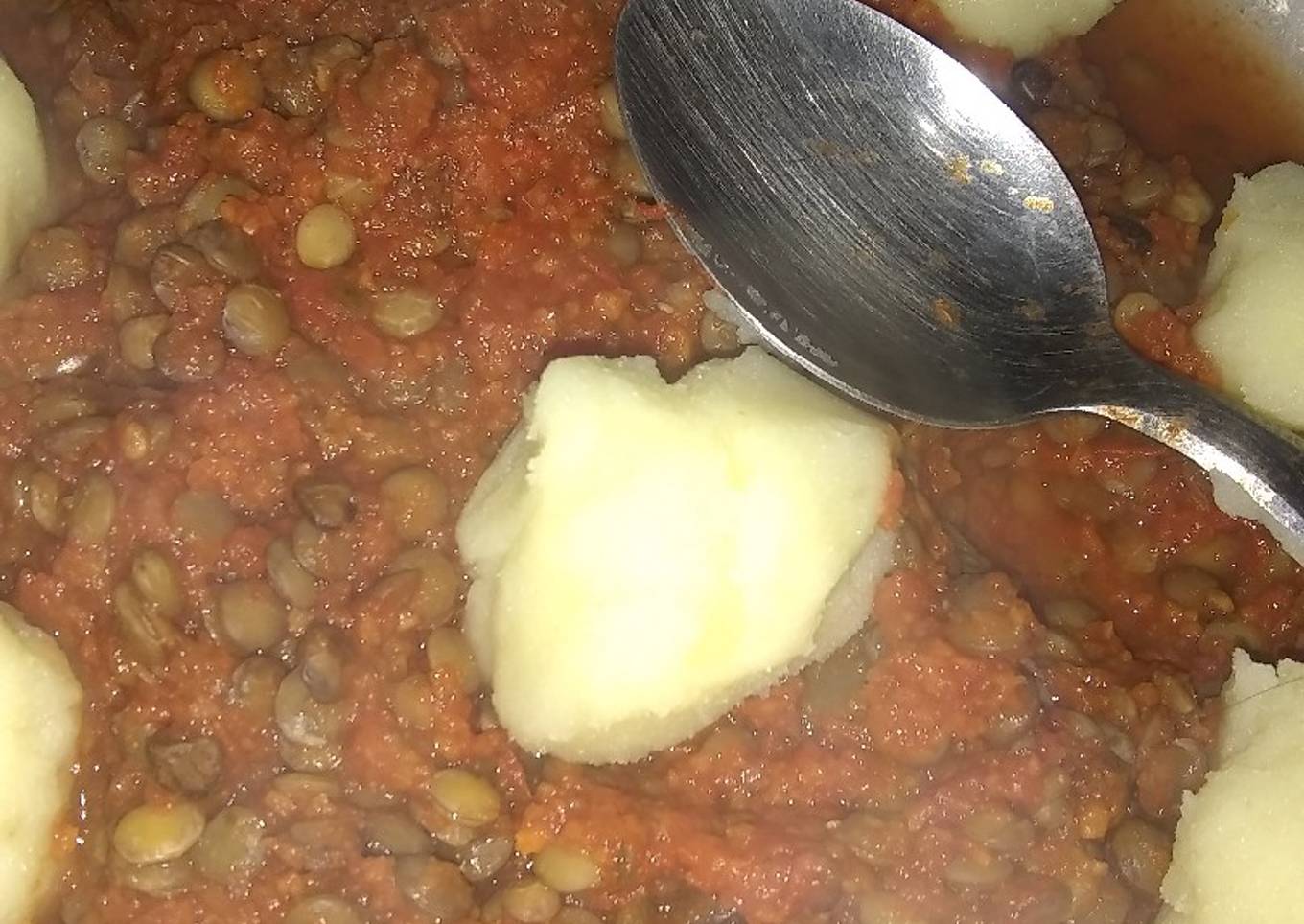 Lentejas con salsa acompañadas de bolitas de papas