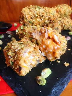 Una foto de Croquetas de boniato y pollo al horno con pistachos