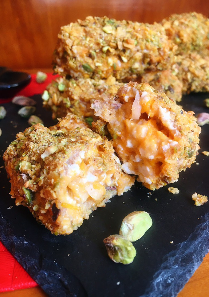 Una foto de Croquetas de boniato y pollo al horno con pistachos