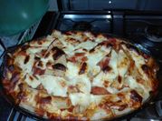 Una foto de penne con tomate y crema
