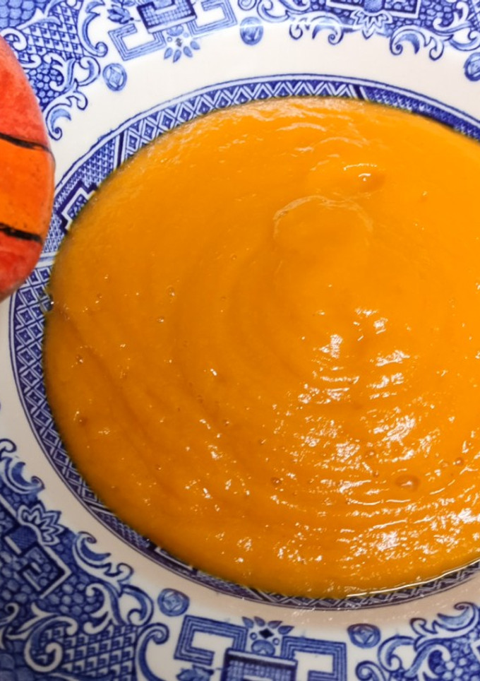 Una foto de Crema fría de zanahorias y mango 🥭