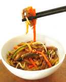Wok de noodles de udon con ternera y verduras