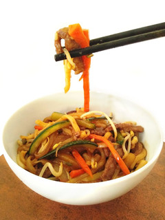Una foto de Wok de noodles de udon con ternera y verduras