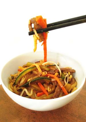 Una foto de Wok de noodles de udon con ternera y verduras