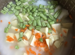 👩🏻‍🍳地瓜豆粥-老人.孩子的營養粥。來不急拍照就被吃了 的食譜成品照片