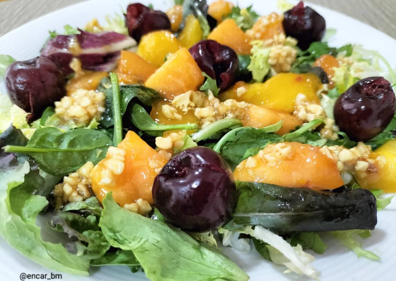 Ensalada templada con fruta de temporada y almendra a la miel