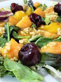 Una foto de Ensalada templada con fruta de temporada y almendra a la miel